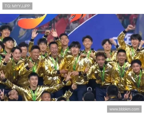 泰州点球大战战胜南通夺冠 成功捧起江苏省城市足球联赛奖杯 泰州点球大战战胜南通夺冠 成功捧起江苏省城市足球联赛奖杯